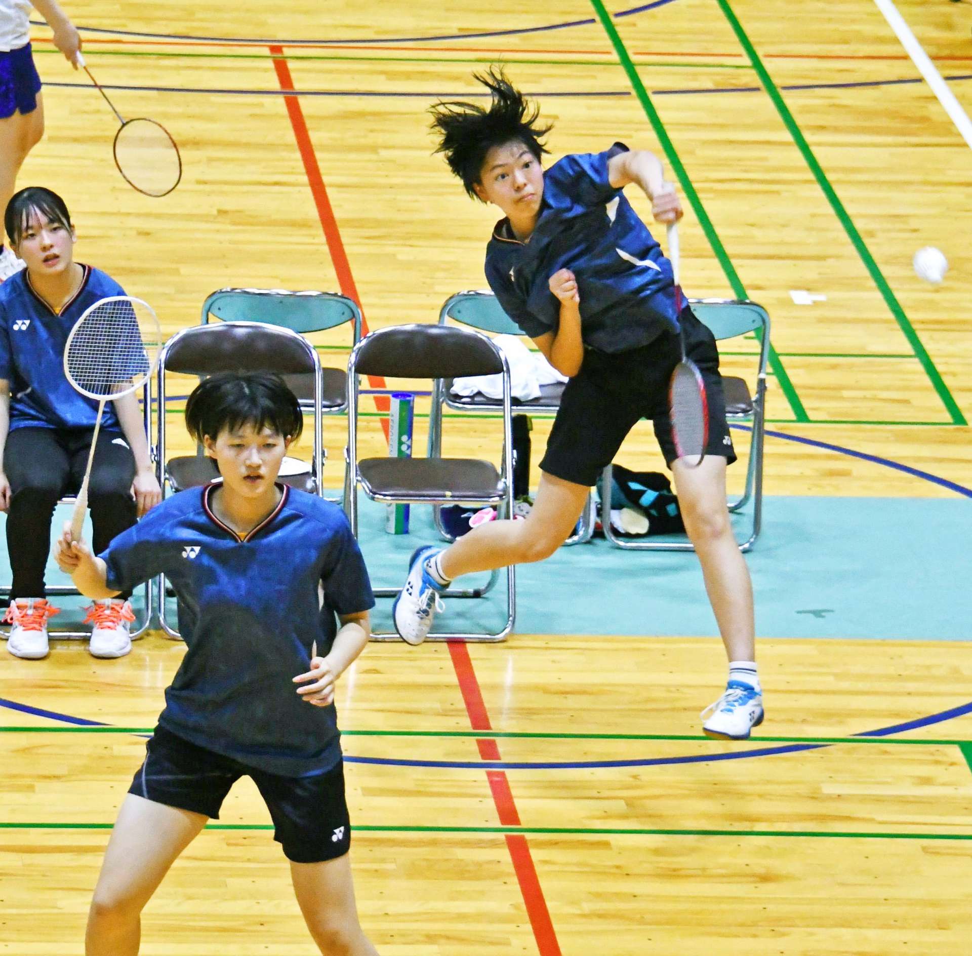 第１ダブルスを制し初優勝に貢献した鹿児島育英館の上野（左）・宮内＝南栄リース桜島アリーナ