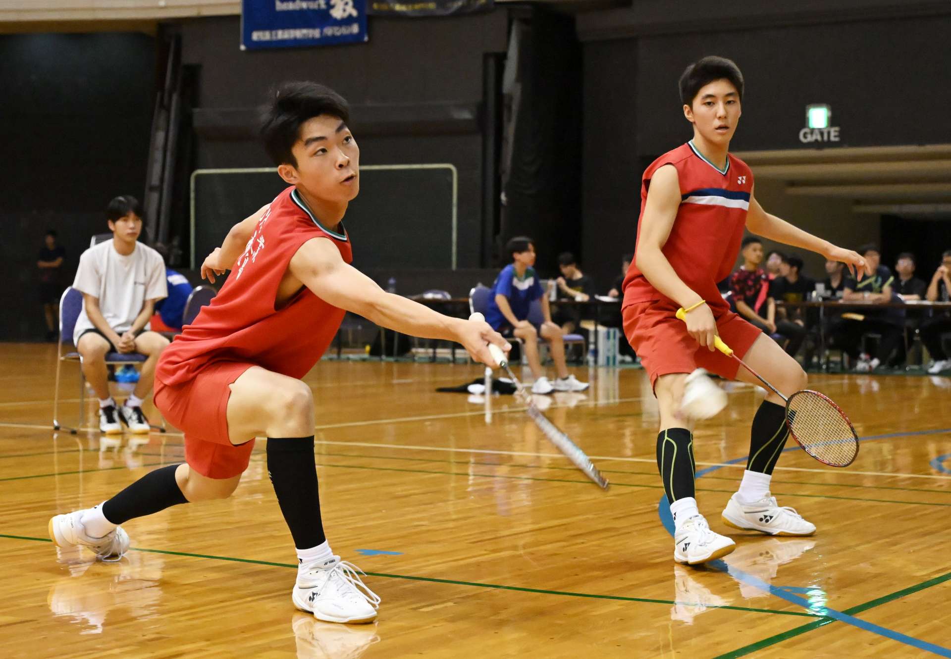 粘り強いプレーを見せる鹿実の第１ダブルス向江（左）・上野＝西原商会アリーナ