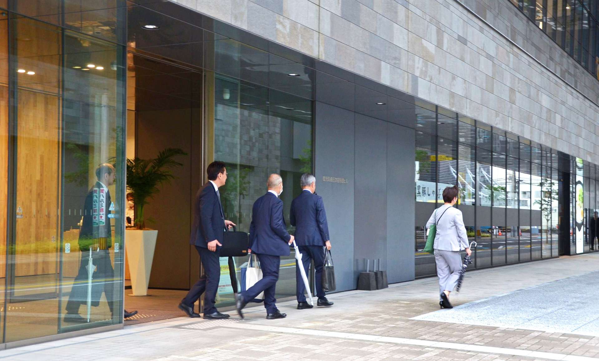 債権者向けの説明会を終え会場から出てくる山形屋幹部ら＝２９日、鹿児島市泉町の鹿児島銀行本店別館ビル