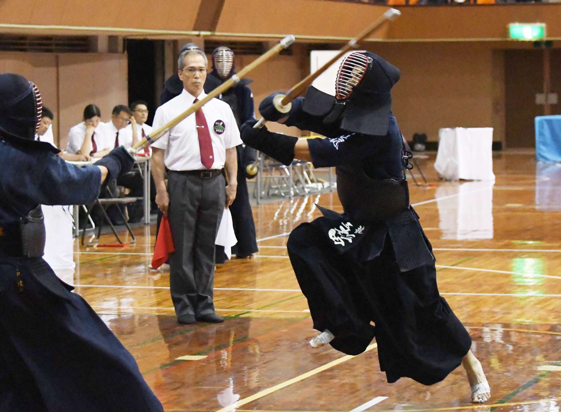 決勝リーグの鹿商戦、果敢に攻め込む鹿玉龍の中堅・杉田＝県体育館
