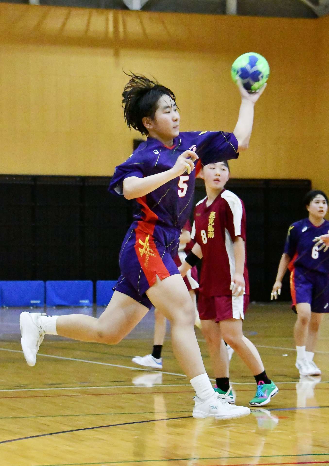 前半、シュートを放つ国分中央の山名（５）＝郡山体育館