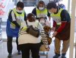 避難所から要配慮者を受け入れる訓練＝１月、鹿児島市の下田苑