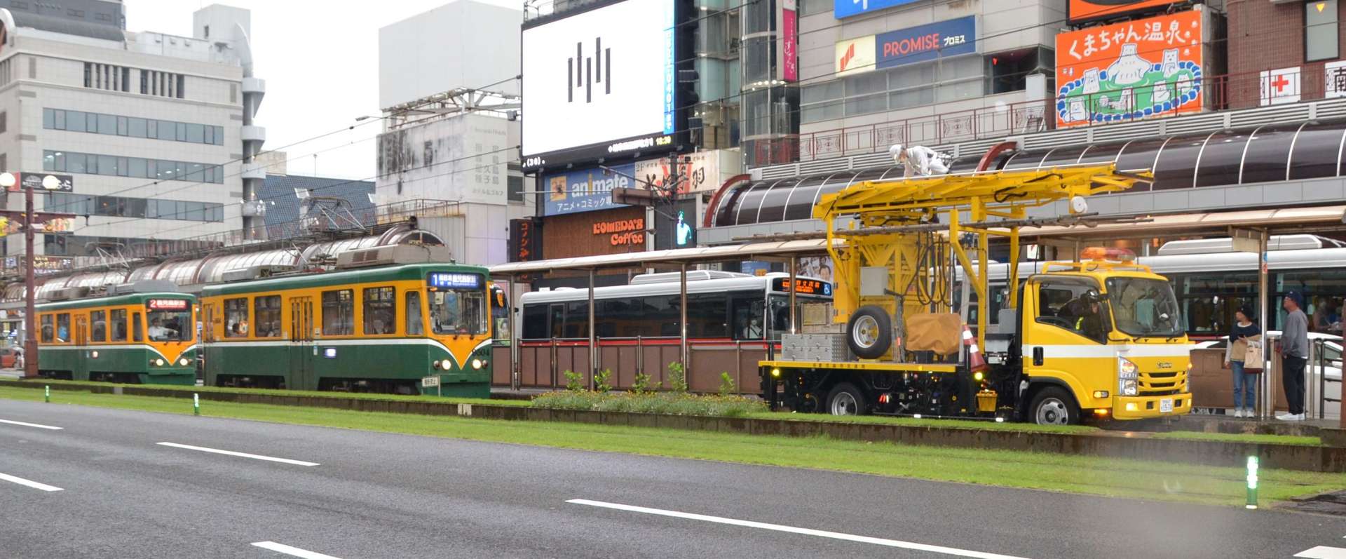 〈別アングル〉架線を点検する作業員＝２９日午後６時４５分、鹿児島市東千石町