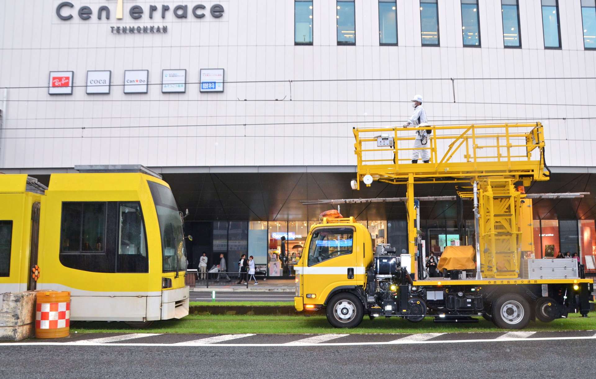 架線を点検する作業員＝２９日午後６時４０分ごろ、鹿児島市東千石町