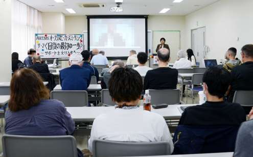 依存症者の体験談を聞く参加者ら＝１８日、鹿児島市精神保健福祉交流センター