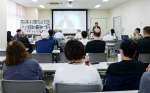 依存症者の体験談を聞く参加者ら＝１８日、鹿児島市精神保健福祉交流センター