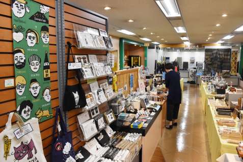 集客に課題を残す３階の工芸品展示・即売コーナー＝１９日、東京・有楽町