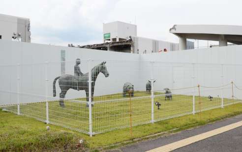 国道２２５沿いに移設された動物銅像。柵に囲まれ、動物園の雰囲気も漂う＝２８日、鹿児島市鴨池２丁目