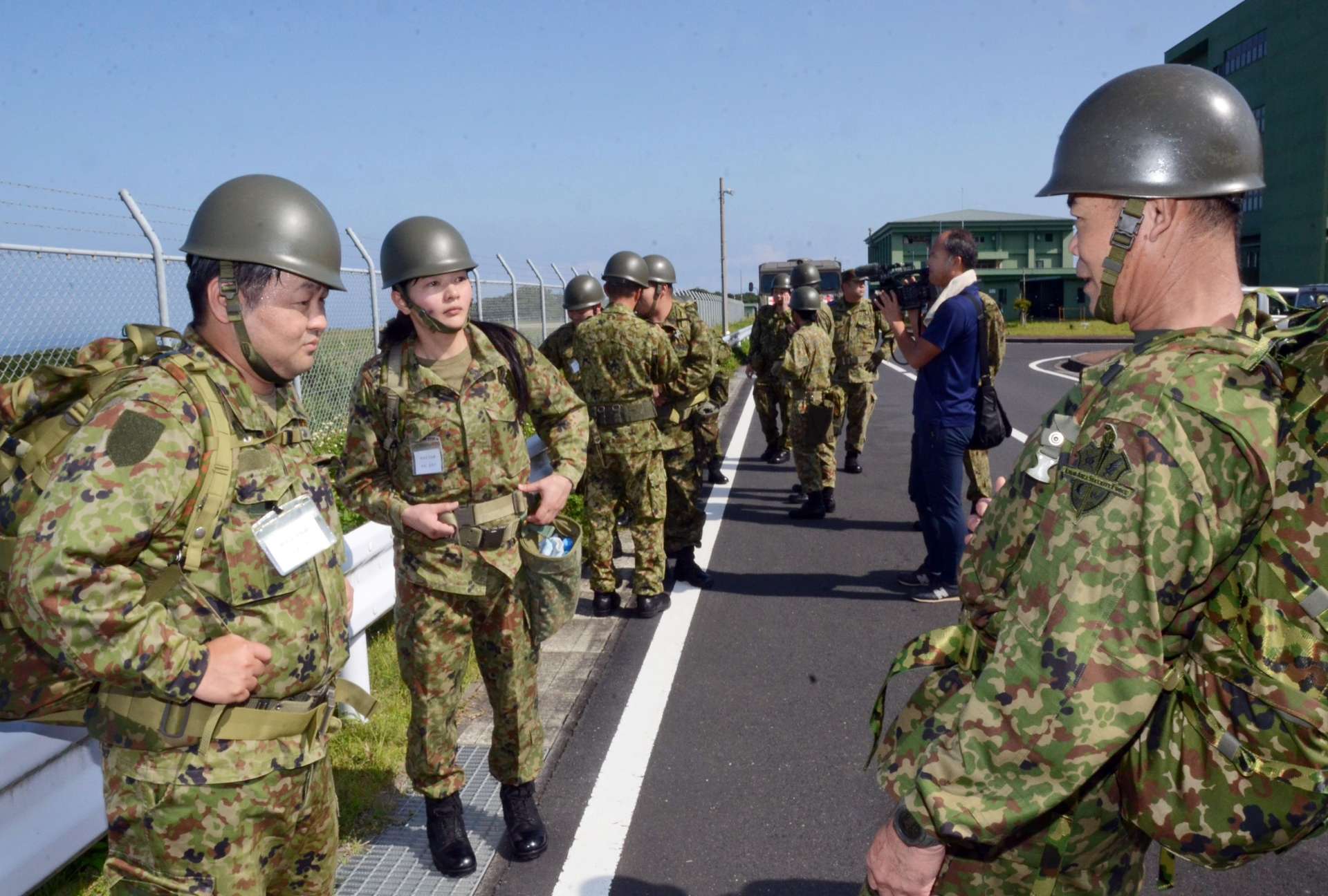 歩き方のコツを教わる天城町の職員＝奄美市名瀬の陸自奄美駐屯地