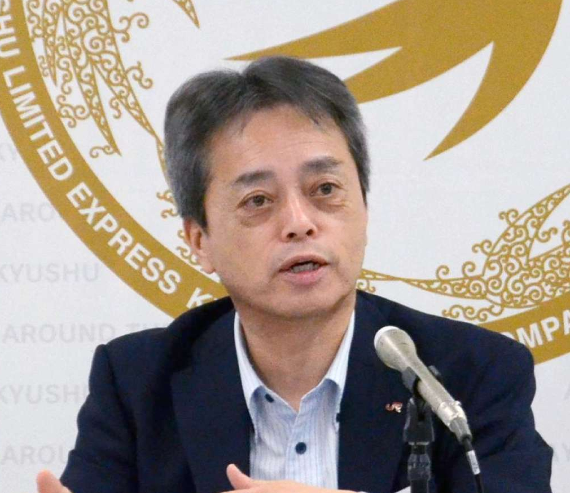 記者会見する古宮洋二社長＝３０日、福岡市