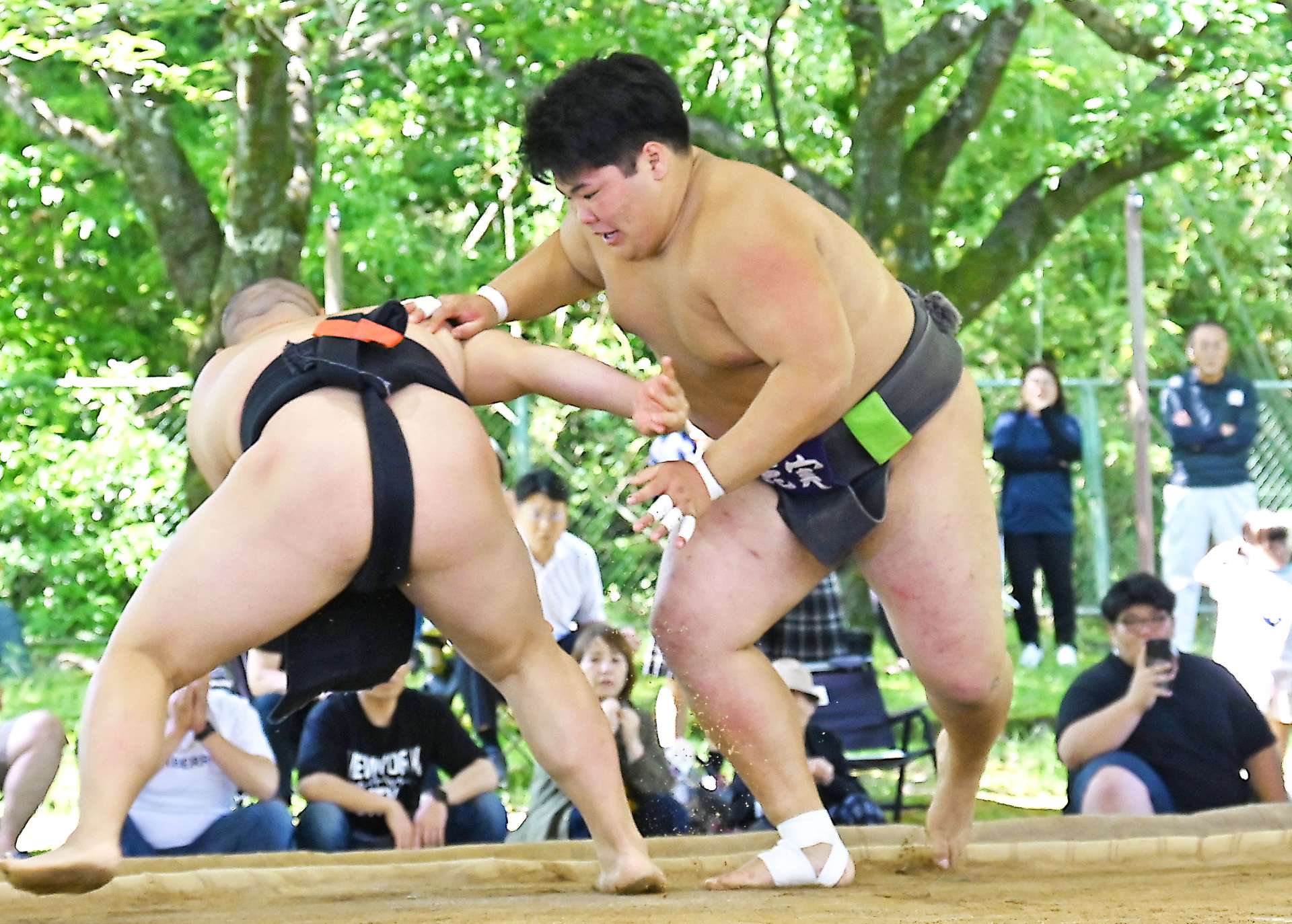 先鋒戦、鹿実・有川（右）が送り出しで勝つ＝かごしま健康の森公園