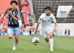 ドリブルで攻め込む鹿児島Ｕの福田＝花園ラグビー場