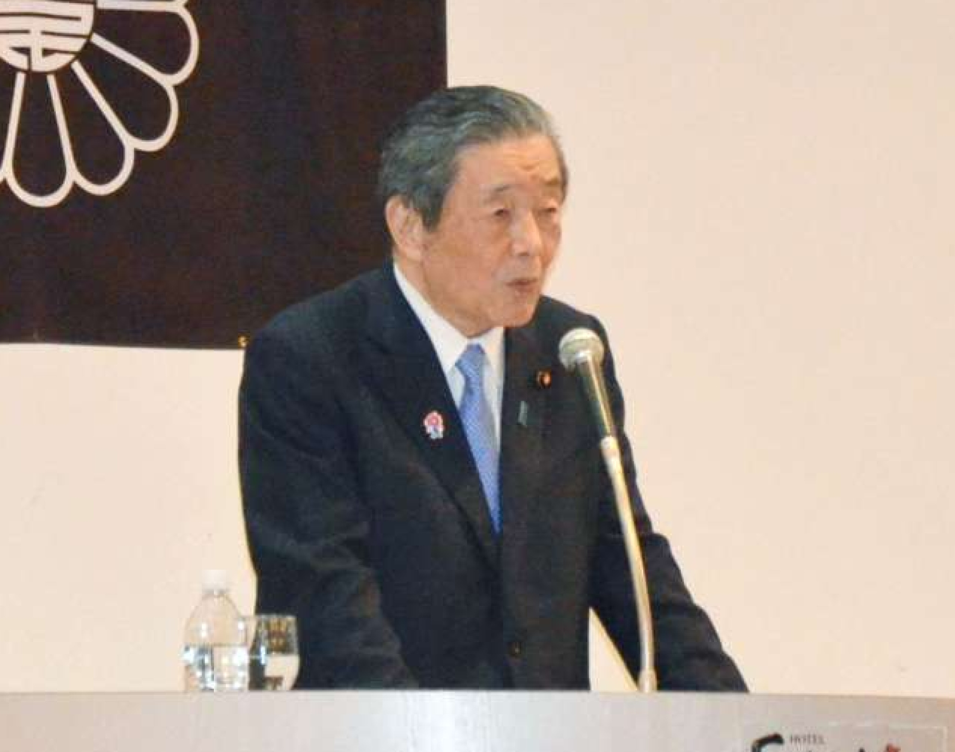 国政報告会で演説する森山裕氏＝３１日、鹿屋市のホテルさつき苑