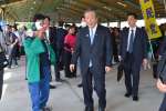 報告会後に支援者らにあいさつする森山裕氏＝３１日、霧島市の姶良中央家畜市場