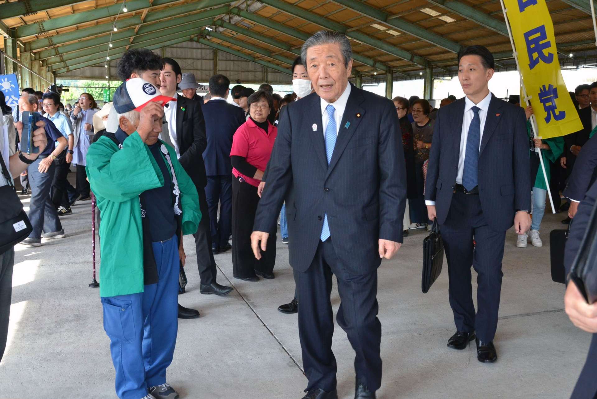 報告会後に支援者らにあいさつする森山裕氏＝３１日、霧島市の姶良中央家畜市場