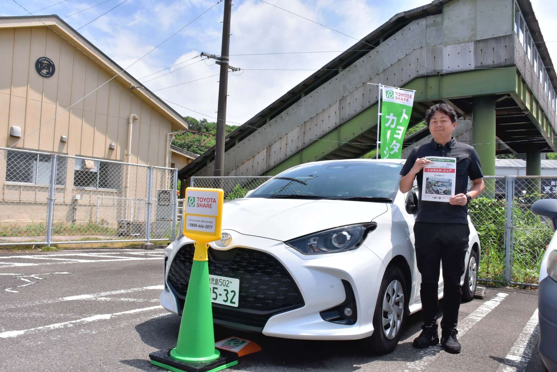 阿久根駅の駐車場に置かれたカーシェア用の公用車＝３０日、阿久根市栄町