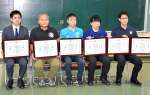 感謝状を贈られた田畑敬一郎支配人（右から２人目）ら＝奄美警察署