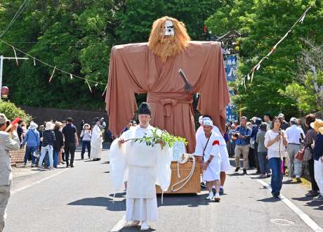 日置八幡神社から神田へと向かうデオドン（大王殿）＝１日午前、日置市日吉