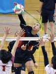 決勝リーグの樟南戦、川内商工の尾田原がスパイクを決める＝西原商会アリーナ