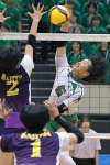 決勝リーグの鹿実戦、鹿女の山口がスパイクを決める＝西原商会アリーナ