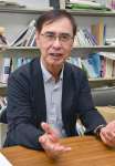 首長の任期満了前の辞職は「選挙での信託を軽視している」と指摘する鹿児島大学の平井一臣名誉教授＝鹿児島市の同大学
