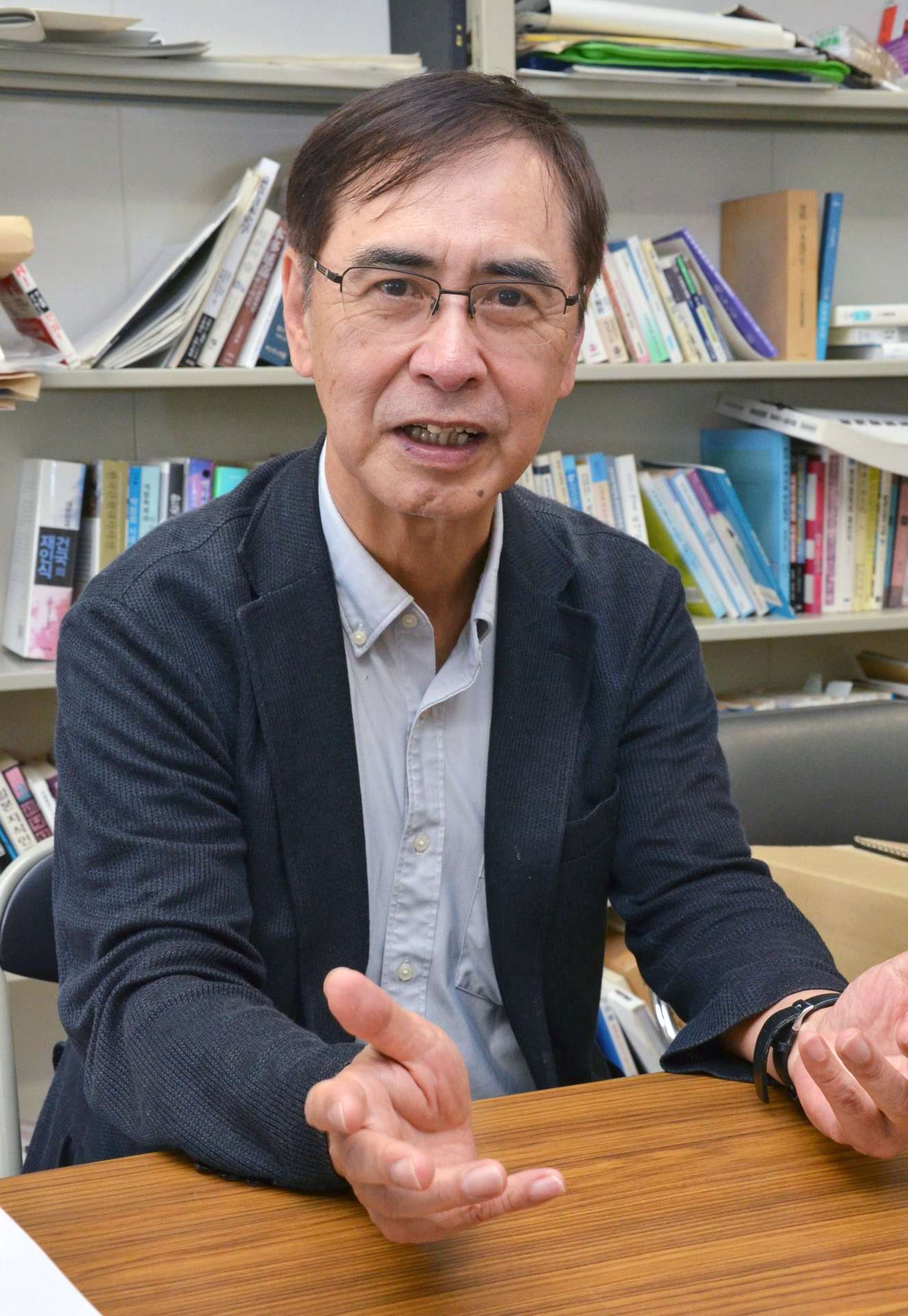 首長の任期満了前の辞職は「選挙での信託を軽視している」と指摘する鹿児島大学の平井一臣名誉教授＝鹿児島市の同大学