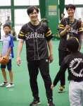 参加者と話す元ホークスの和田毅さん＝鹿児島市鴨池２丁目の鴨池ドーム