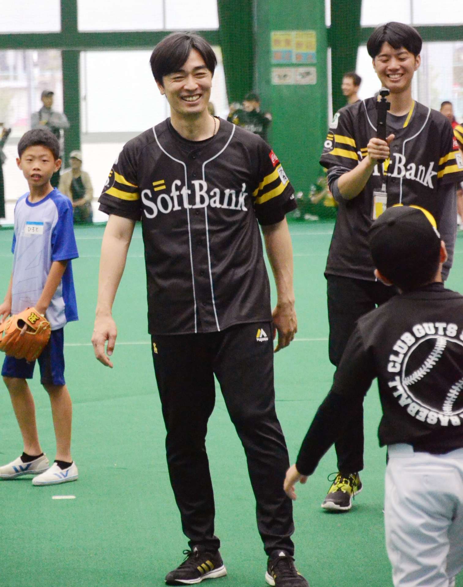 参加者と話す元ホークスの和田毅さん＝鹿児島市鴨池２丁目の鴨池ドーム