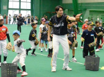 子どもたちに投げるこつを教える元ホークスの選手＝鹿児島市鴨池２丁目の鴨池ドーム