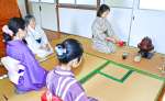 閉校した山野西小学校の教室で茶道を楽しむ市民ら＝伊佐市の山野西文化交流館