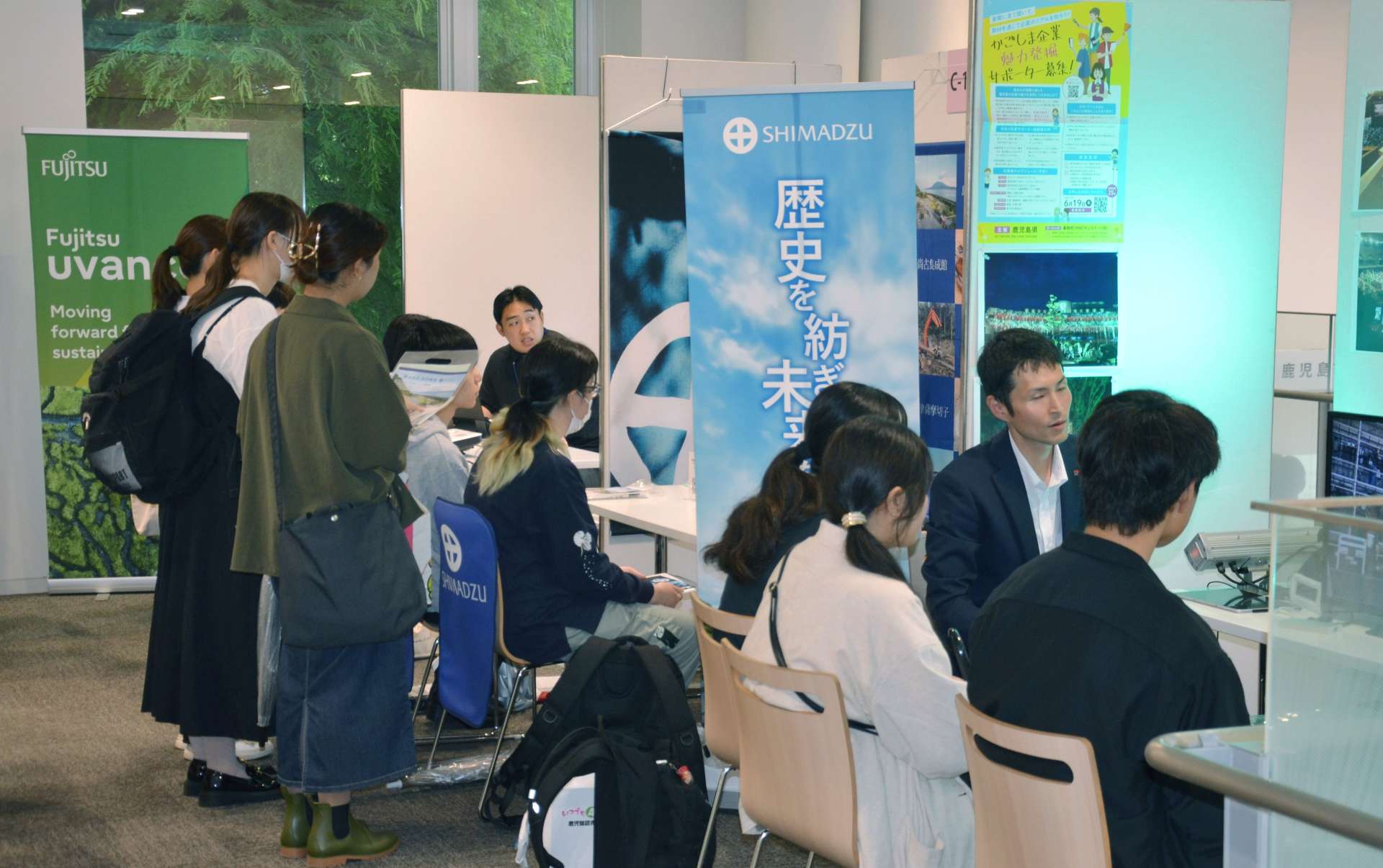 カジュアルな服装で“インターンシップ”に参加する学生ら＝５月２４日、鹿児島市郡元１丁目の鹿児島大学