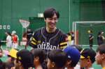 参加者と話す元ホークスの和田毅さん＝鹿児島市鴨池２丁目の鴨池ドーム