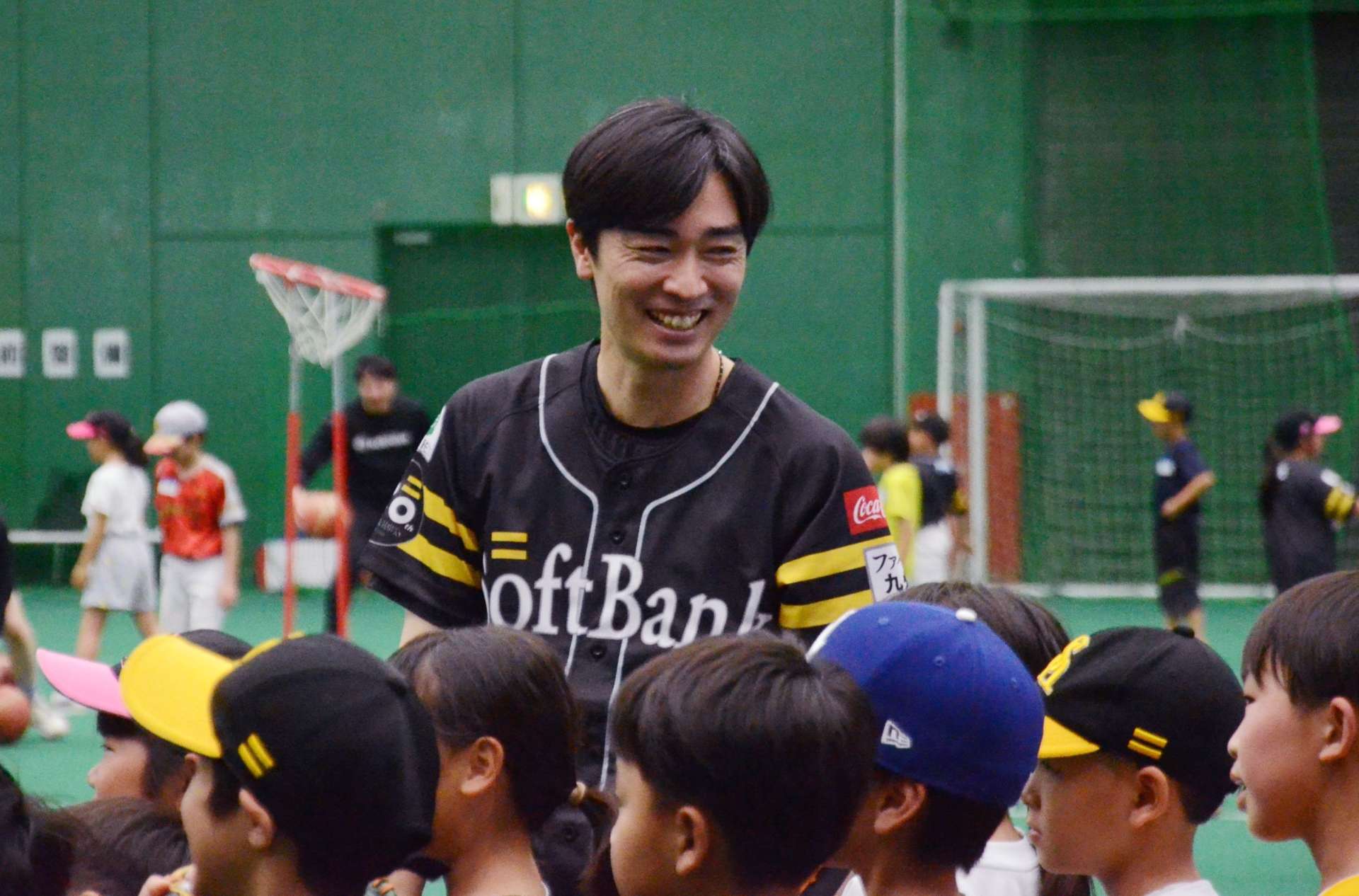 参加者と話す元ホークスの和田毅さん＝鹿児島市鴨池２丁目の鴨池ドーム