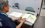 台風時の運行マニュアルを示す鹿児島市交通局の郡司敏郎バス事業課長＝５月２１日、同市