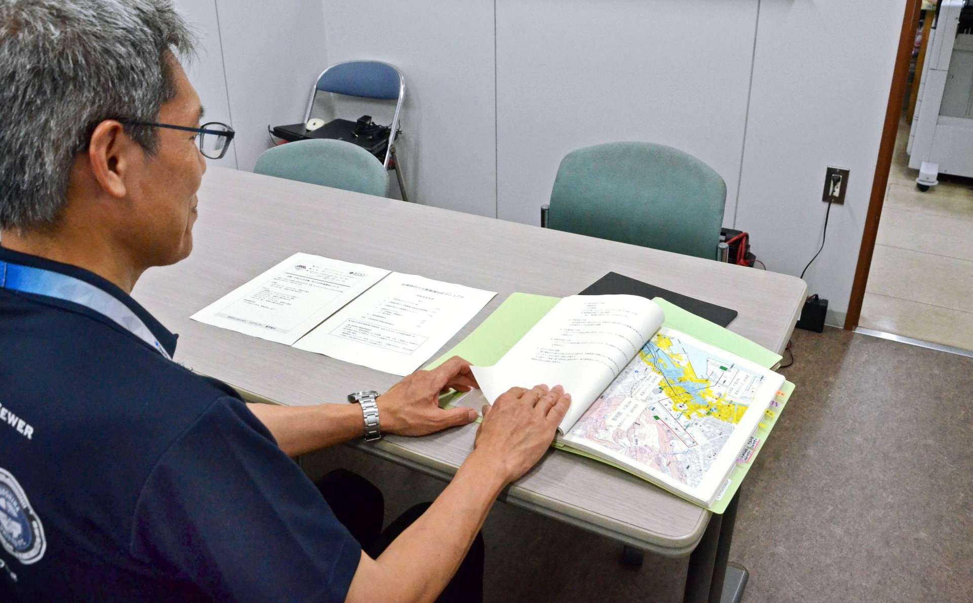 台風時の運行マニュアルを示す鹿児島市交通局の郡司敏郎バス事業課長＝５月２１日、同市