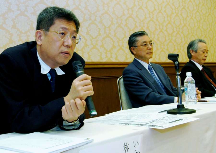 赤字路線バスの廃止意向について説明する岩崎グループの岩崎芳太郎社長（左）＝２００６年４月、鹿児島市