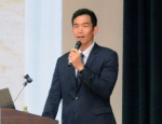 鹿児島工業高校の生徒を前に経験を語るＯＢの桑水流裕策さん＝鹿児島市の同校