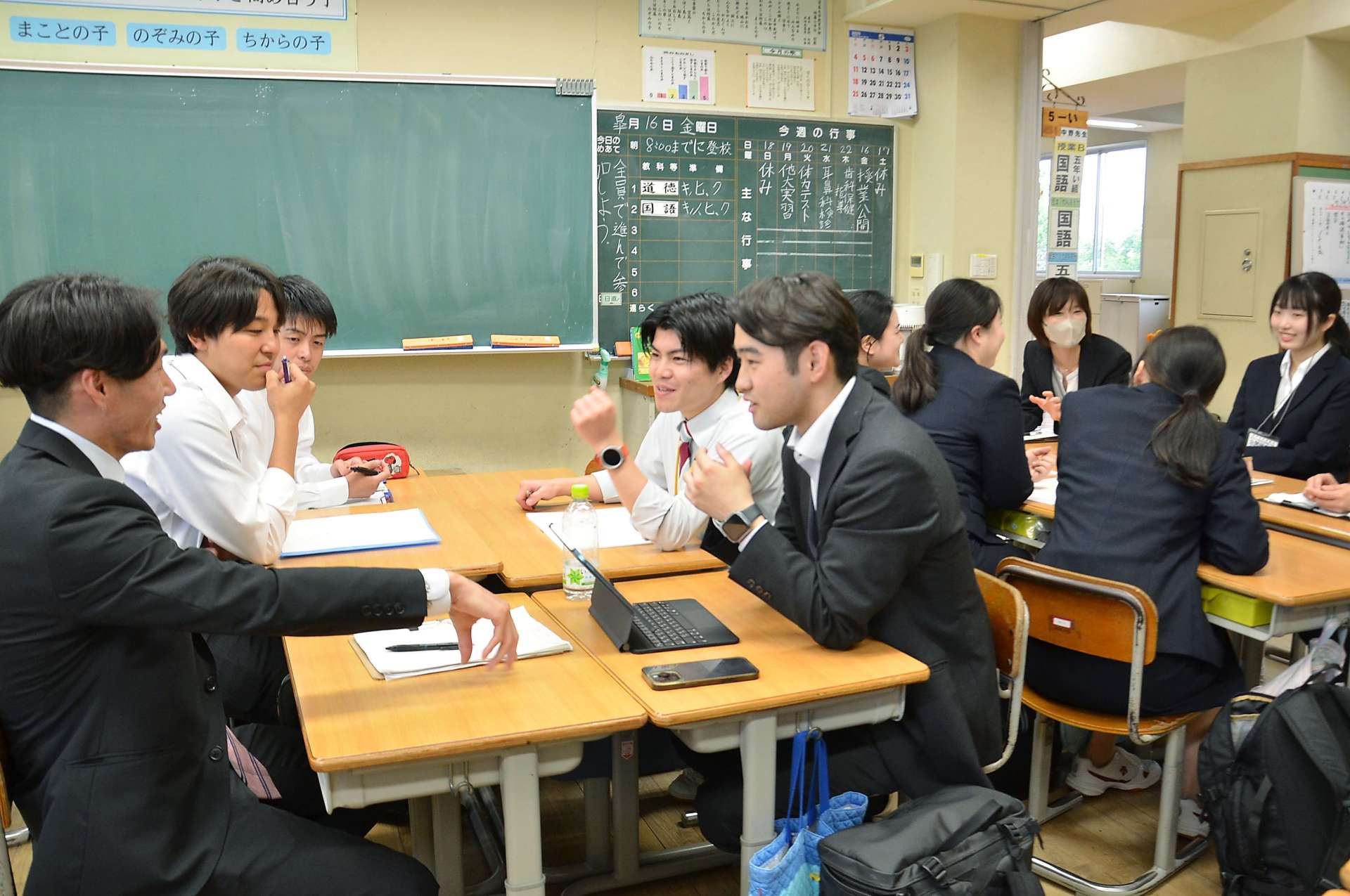 トークタイムで日頃の悩みや不安について意見交換する参加者＝５月１６日、鹿児島市の鹿児島大学付属小学校