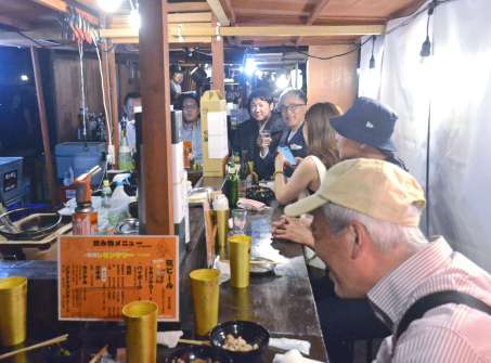 焼酎や鹿児島の食を楽しむ屋台の客＝鹿児島市加治屋町