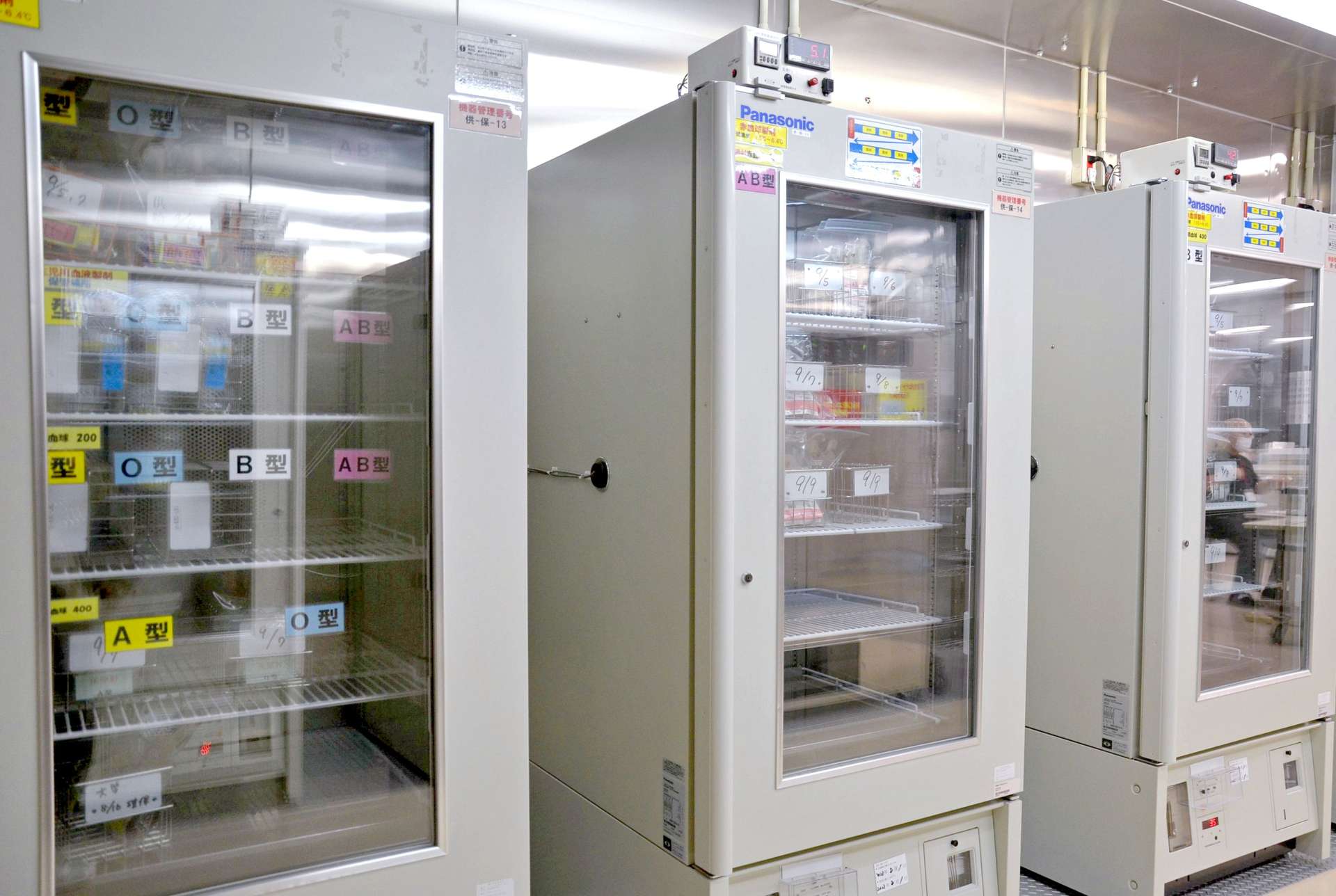 〈資料写真〉鹿児島県赤十字血液センターで保管されている血液製剤＝２０２３年８月、鹿児島市