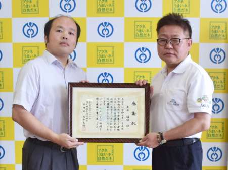 感謝状を贈られた友永猛雄さん（左）＝阿久根市役所
