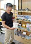 海岸に漂着したプラスチックごみを使った商品を手に取る貴舩森さん