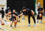 鹿児島レブナイズの選手らと練習に励む小学生＝５月３１日、さつま町船木