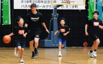 鹿児島レブナイズの選手らとゲームに臨む小学生＝５月３１日、さつま町船木