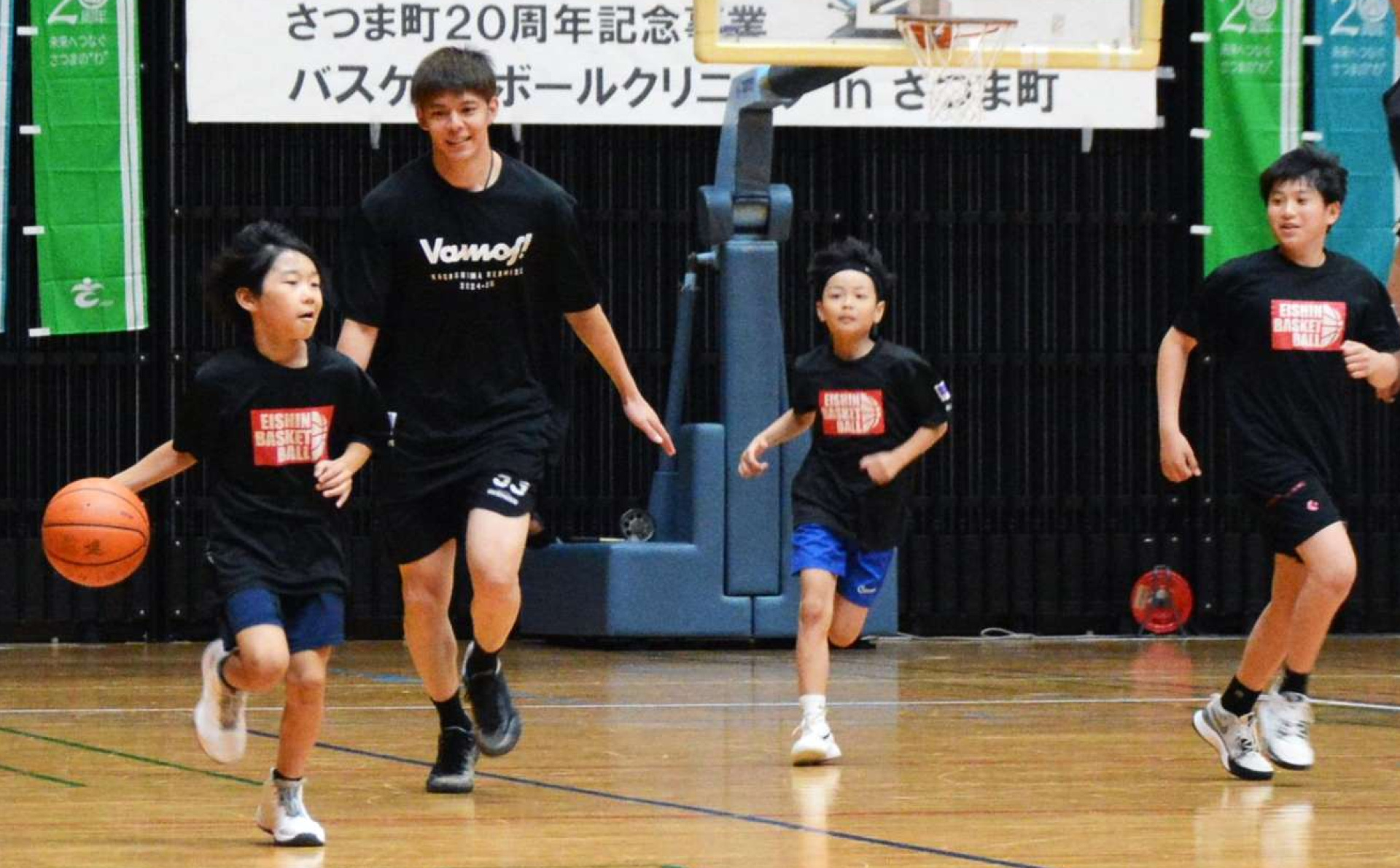 鹿児島レブナイズの選手らとゲームに臨む小学生＝５月３１日、さつま町船木