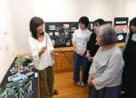 漂着プラスチックごみの深刻さを説明する中川久美子さん（左端）＝５月３１日、都城市鷹尾４丁目