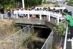 用水路の様子を確認する児童＝５月３０日、出水市西出水町