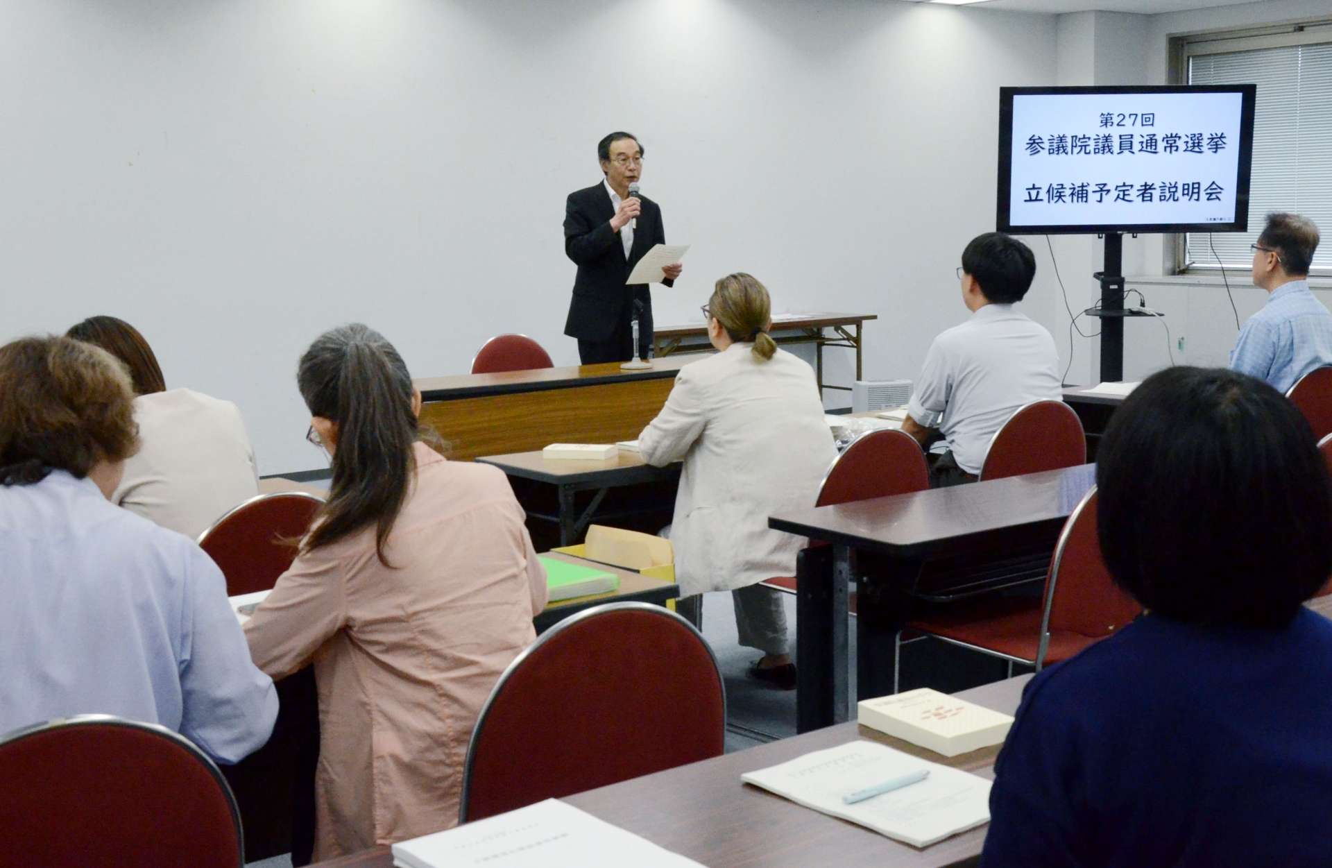 説明会に集まった陣営関係者ら＝３日、県庁