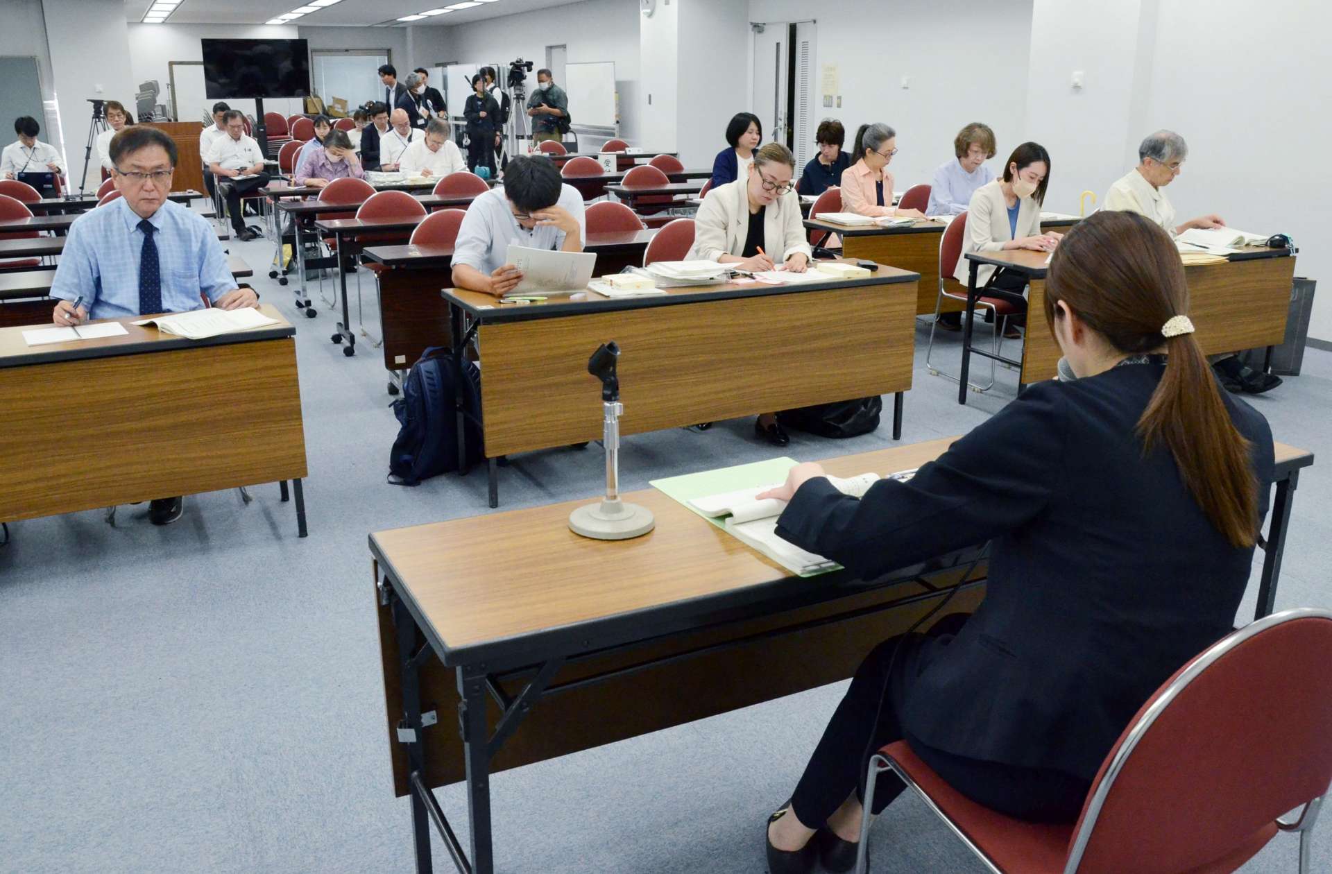 鹿児島県選挙管理委員会の担当者から注意点などの説明を受ける陣営関係者ら＝３日、県庁