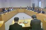 協議に臨む議員定数等検討委員会の委員＝３日、鹿児島県議会